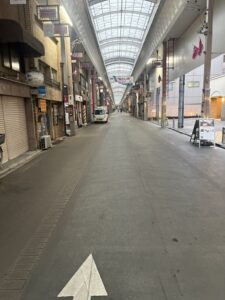 三条会商店街の道(京都のアーケード商店街)