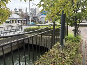 疏水が地下に入るところ