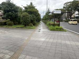 西本願寺から先の堀川通の歩道。凸凹やくぼみがある