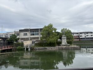 夷川水力発電所と北垣國道の像