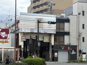 三条会商店街の入口。千本三条の交差点