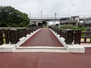 伏見港・三栖閘門の近く、橋