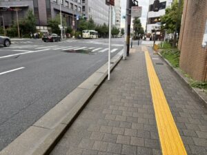 塩小路通の狭い歩道