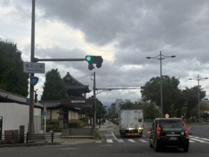 烏丸七条の交差点。東本願寺の前