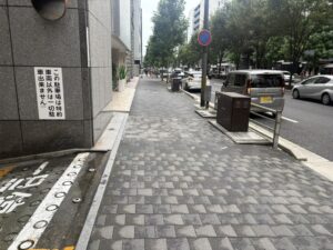 四条烏丸の少し南、烏丸通の広い歩道