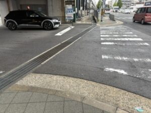 近鉄伏見駅の前の曲がるところ