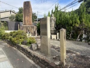 日ノ岡宝塔様の石塔と石仏