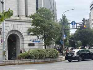 四条烏丸交差点。石造りのビルと横断歩道