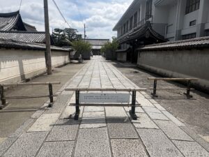 北大門の前の石畳の道