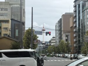 烏丸五条交差点から見えた京都タワー