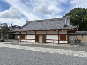 東寺の境内にあるトイレ