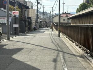 南大門から西へ続く塩小路通