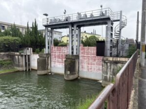 鴨川運河沿い、水門
