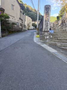 小関越の山道の入口、石碑と墓地の前
