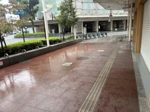 四条河原町の交差点のあたりの屋根つき歩道