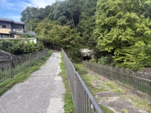トンネル横の柵沿いの道
