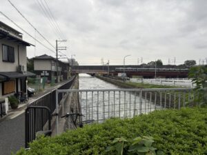 塩小路橋で地上に出てくる鴨川運河