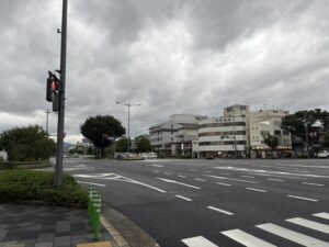 堀川御池の交差点。二条城はこの先