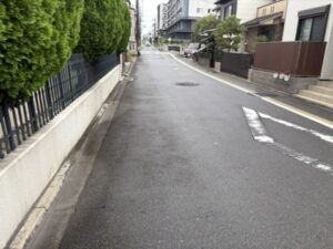 鴨川運河沿い、その先の道