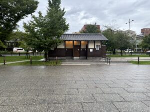 東本願寺前の公衆トイレ