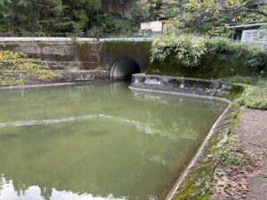 トンネルの出口と水路