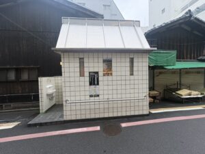 その先のトイレ(錦小路通東洞院)(京都のアーケード商店街)