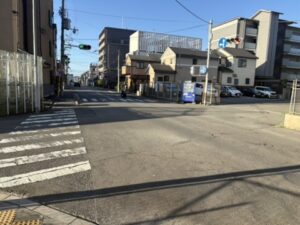御前通の高架を越えた交差点