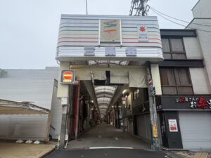 三条会商店街の入口(京都のアーケード商店街)
