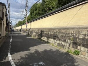 大和大路通に沿って続く三十三間堂の築地塀