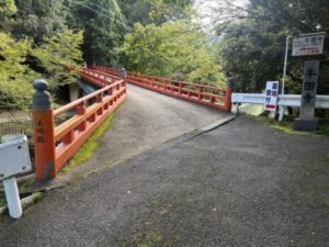 本圀寺へ向かう朱色の正嫡橋と本圀寺の石柱