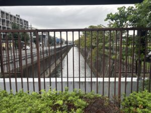 鴨川運河の起点付近・川端通沿い、その横の疏水