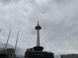 京都駅前の京都タワー