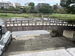 田辺小橋と鴨川の河原