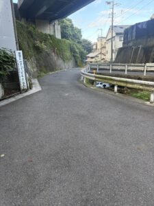 高架の下の住宅街の坂道