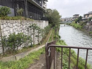 鴨川運河沿い、その先の疏水沿いの道（未舗装）