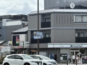 堀川七条交差点。七条通と堀川通の標識
