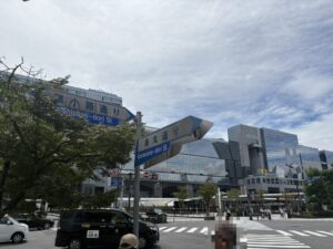 烏丸塩小路交差点。烏丸通と塩小路通の標識、正面は京都駅ビル