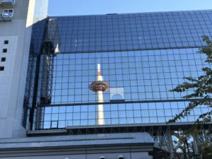 京都駅のガラスに映った京都タワー