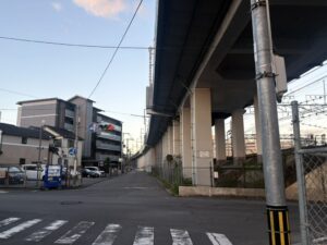 八条御前の交差点と線路の高架