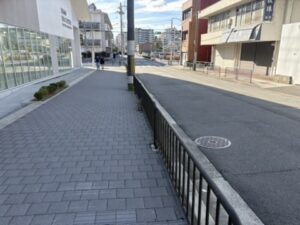 塩小路橋を渡った先の塩小路通の歩道