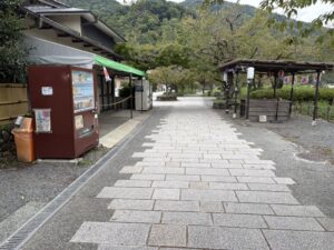 渡月橋へ向かう道