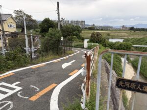 川岸へ向かう自転車道