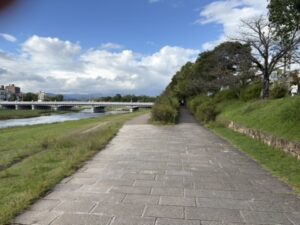 賀茂大橋に上がる道との分かれ道