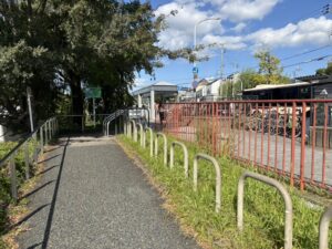 地上に上がったところの道