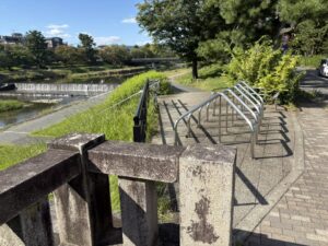出町橋の東詰から賀茂川の河川敷に降りるところ