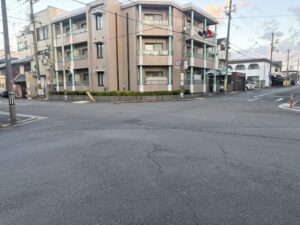 高架の北側に出たところの交差点