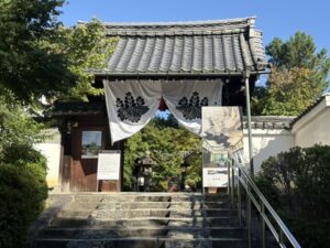 西来院の門