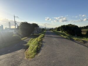 下に降りる道