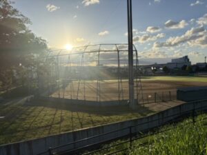 日の出と河川敷のグラウンド