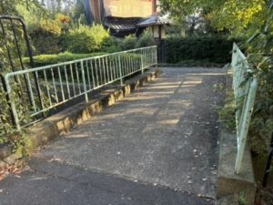 道が途切れて渡る橋